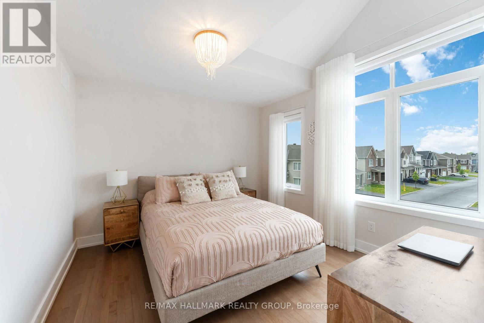 732 VENNECY TERRACE Image 24