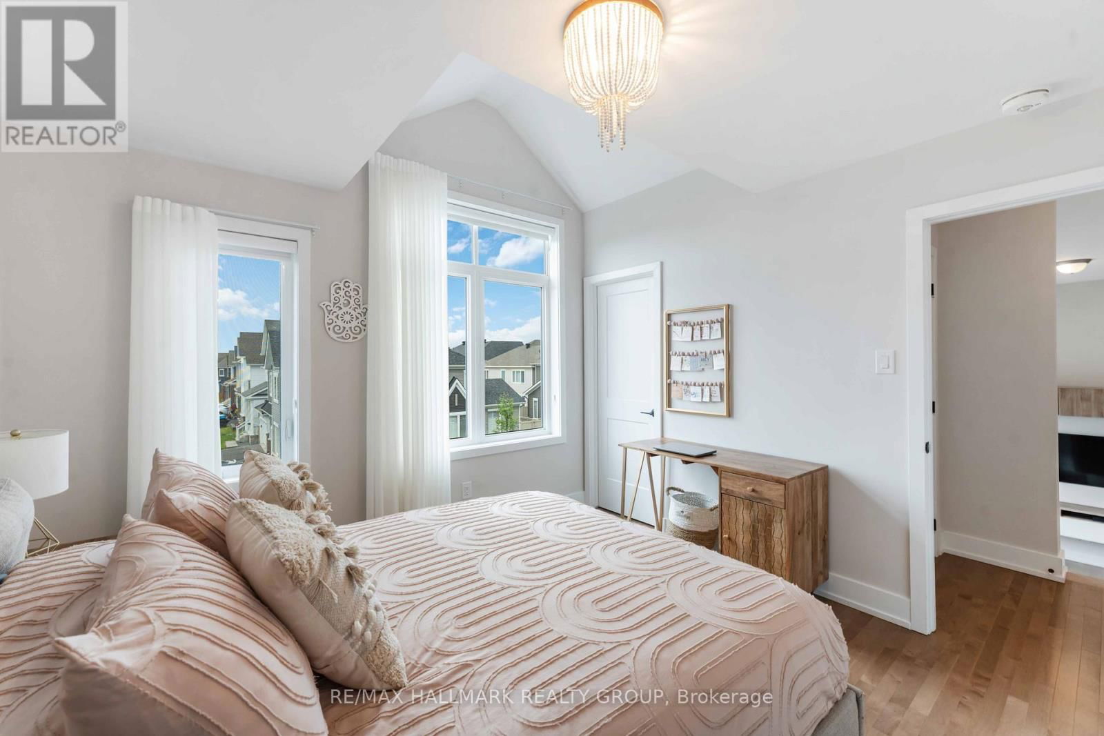 732 VENNECY TERRACE Image 25