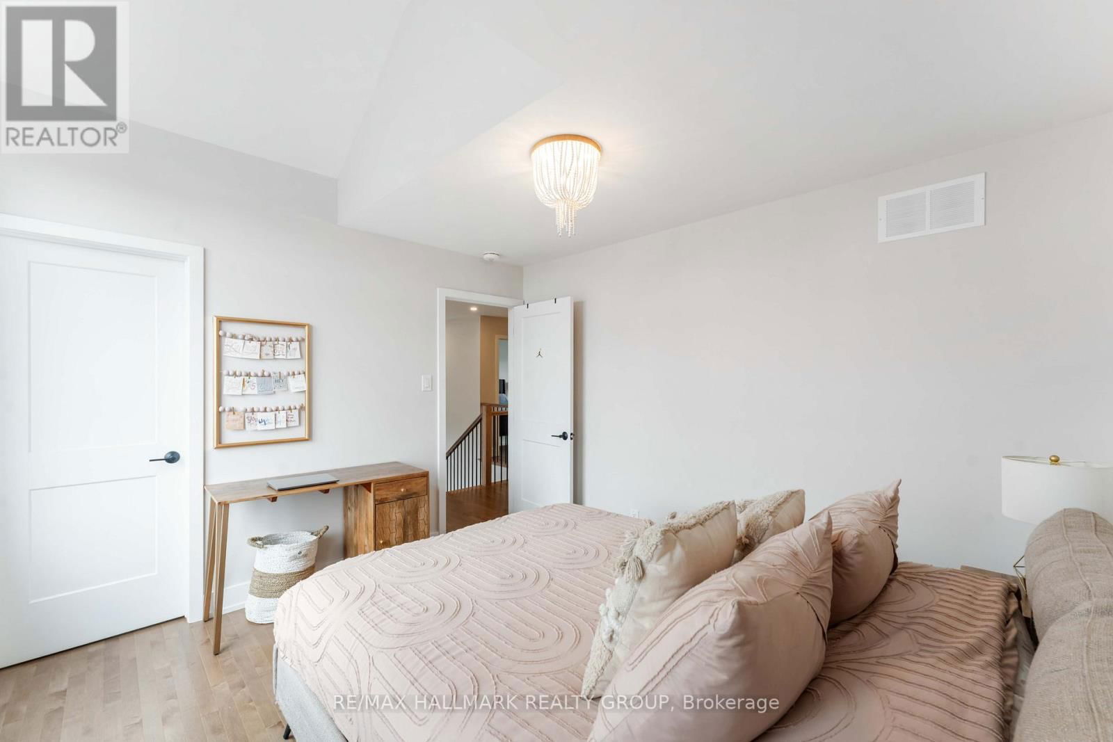 732 VENNECY TERRACE Image 26