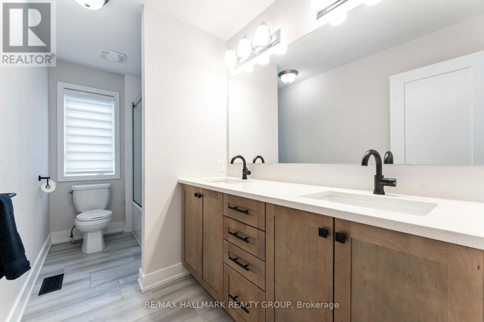 732 VENNECY TERRACE Image 27