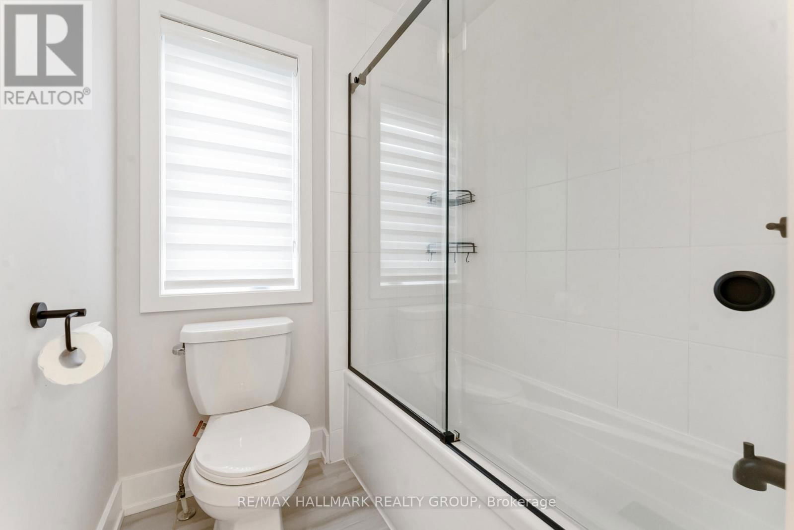 732 VENNECY TERRACE Image 28