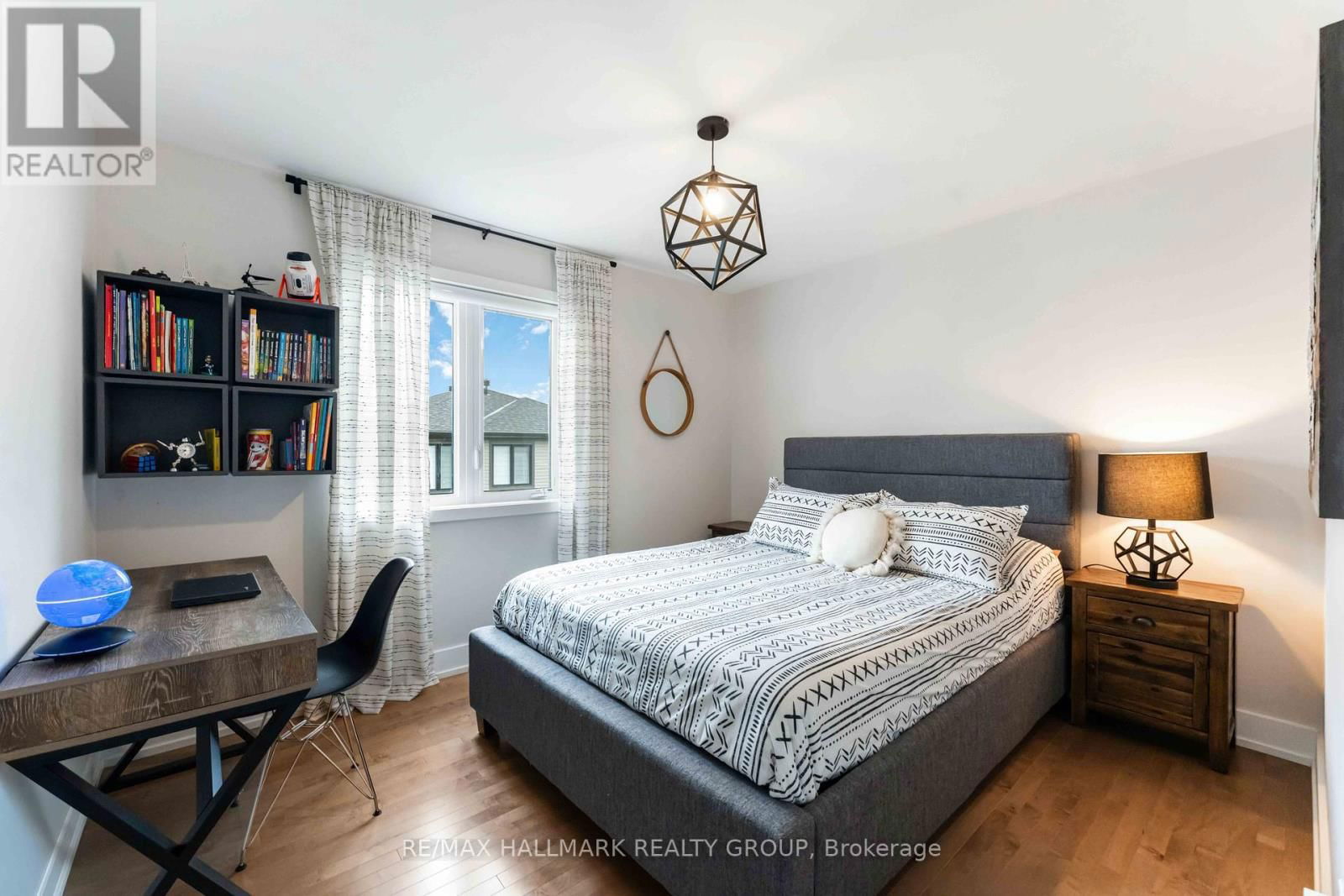 732 VENNECY TERRACE Image 30