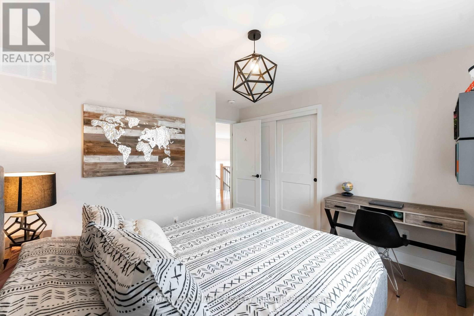 732 VENNECY TERRACE Image 31