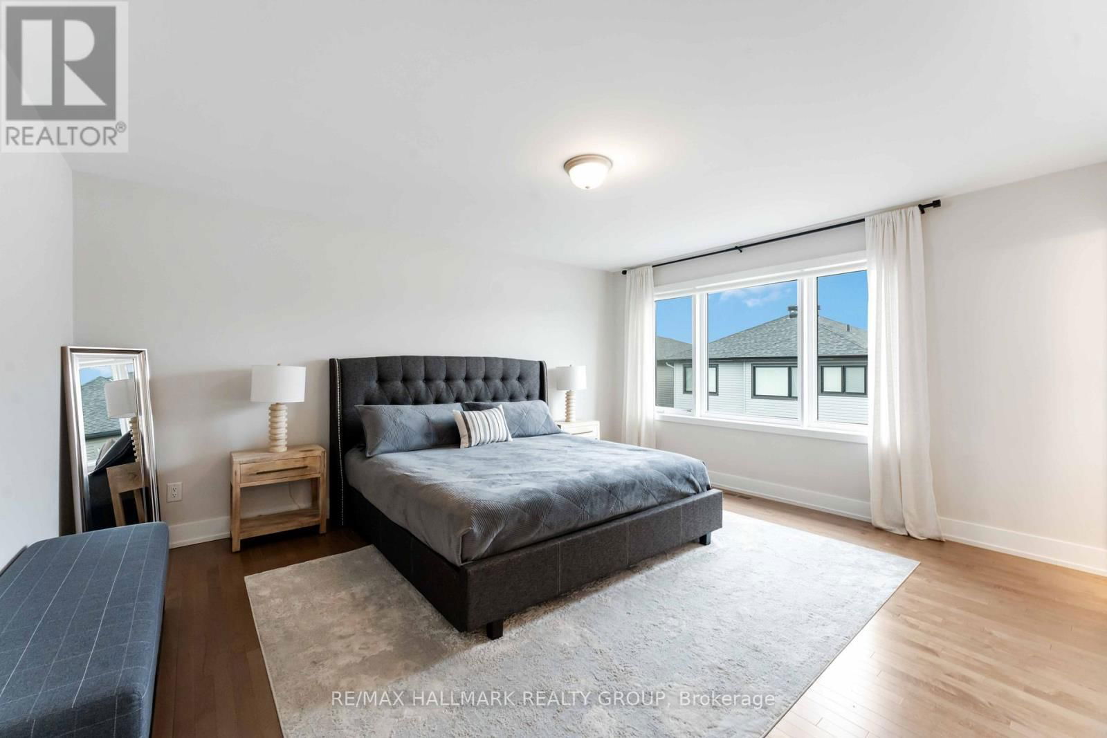 732 VENNECY TERRACE Image 32