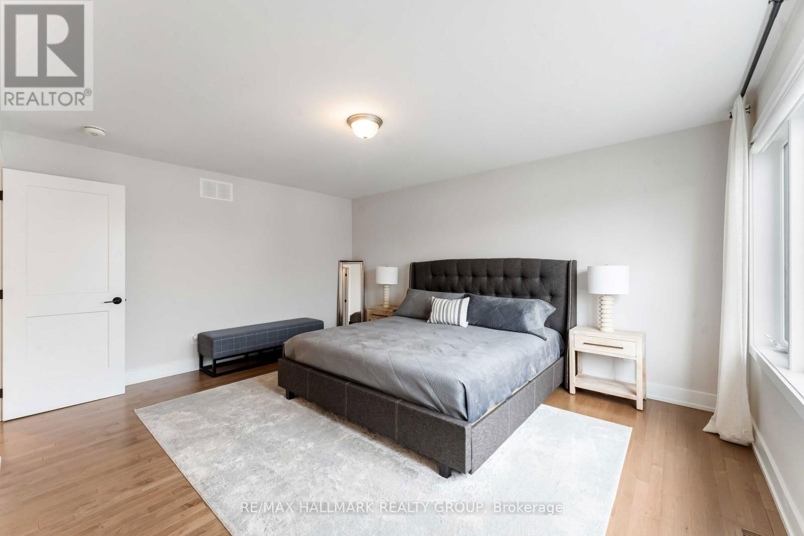 732 VENNECY TERRACE Image 33