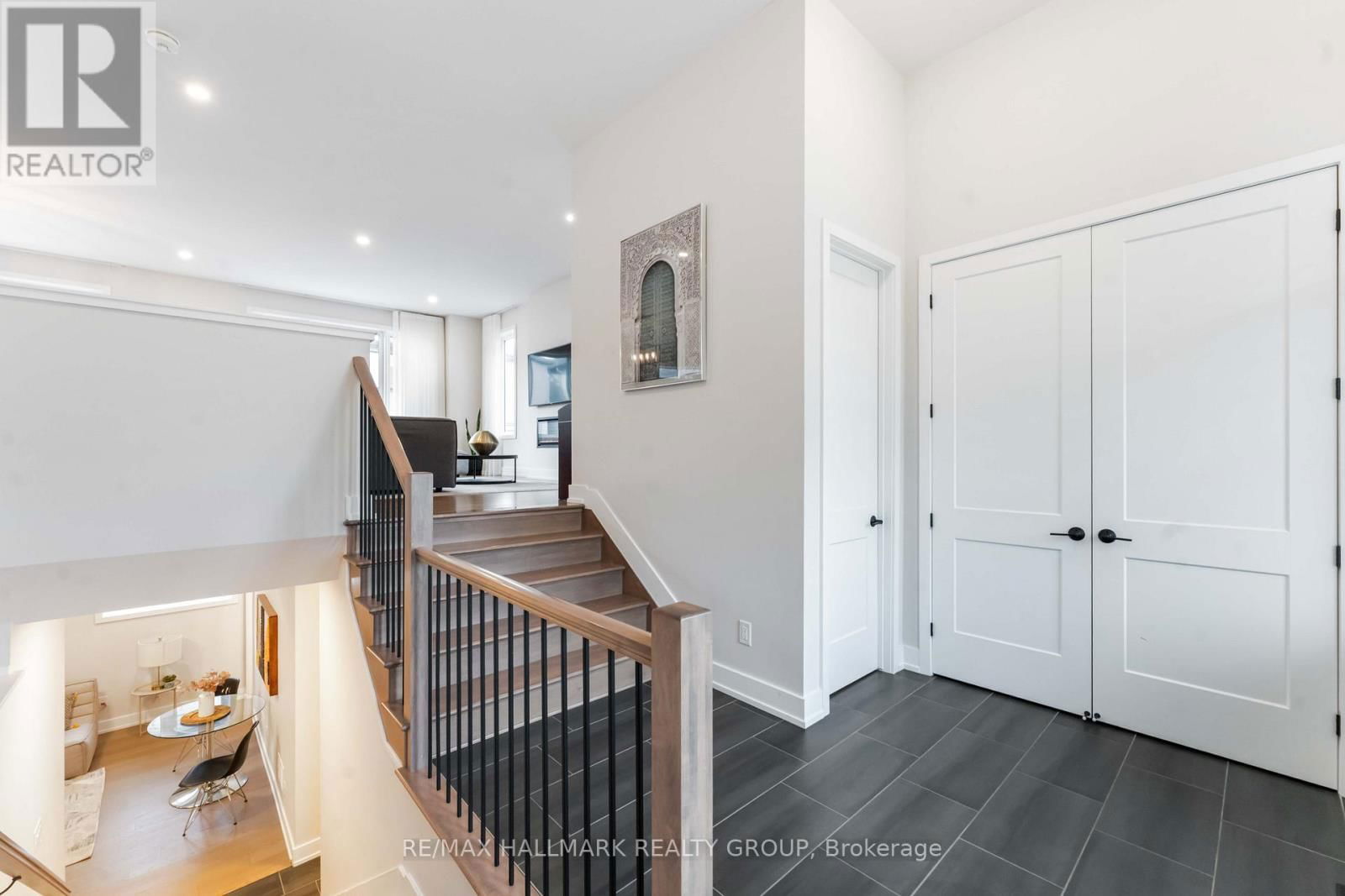 732 VENNECY TERRACE Image 37