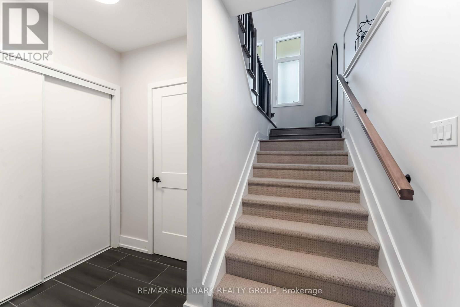 732 VENNECY TERRACE Image 38