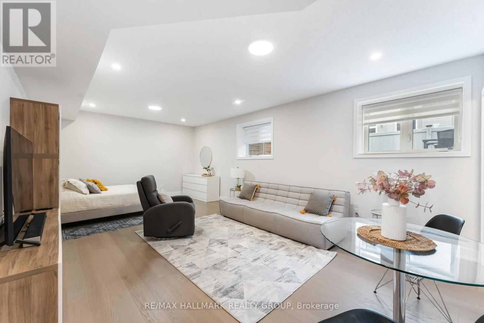 732 VENNECY TERRACE Image 39