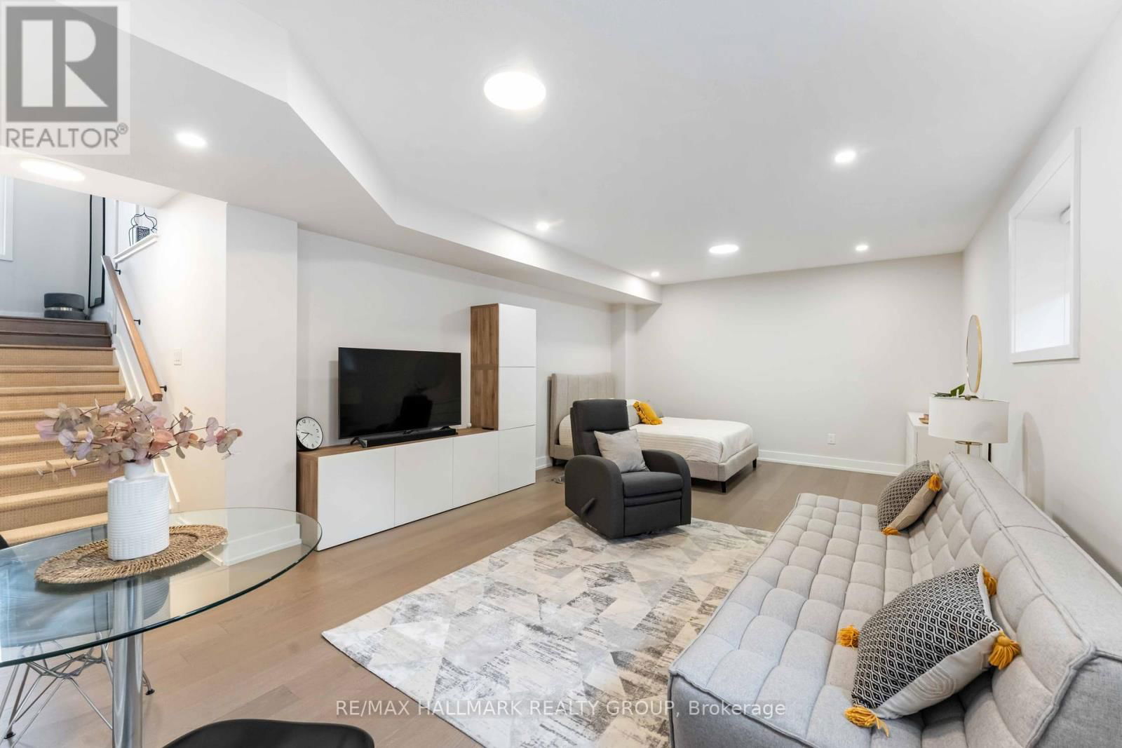732 VENNECY TERRACE Image 40