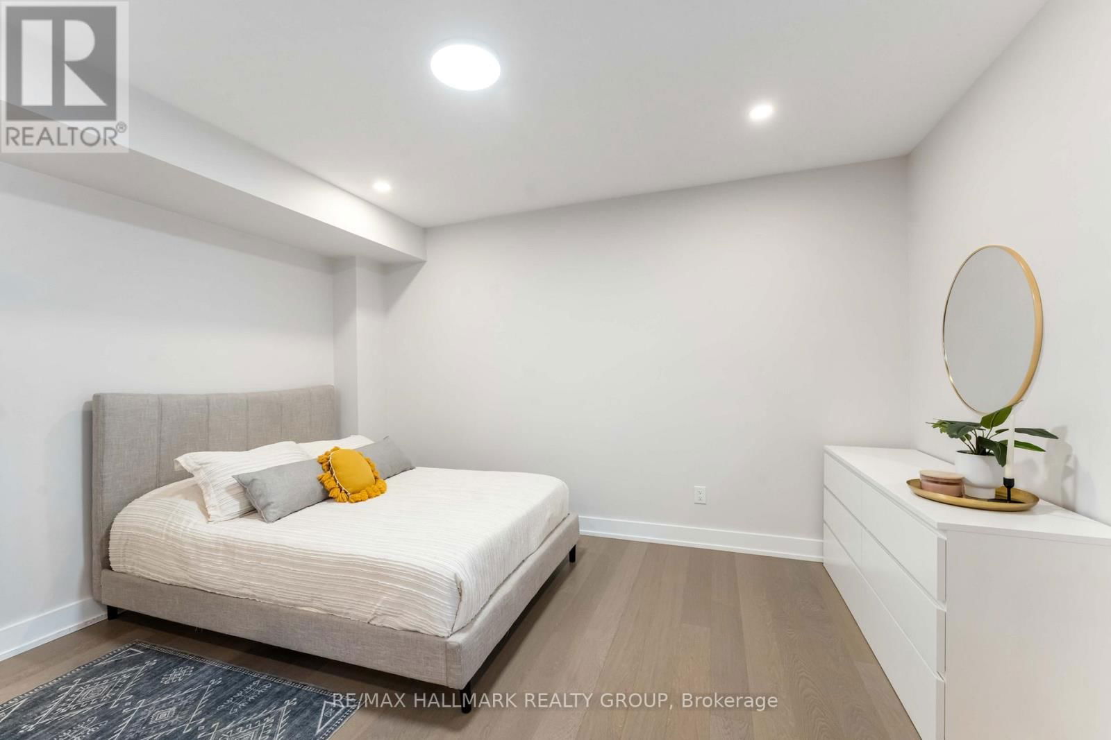 732 VENNECY TERRACE Image 41
