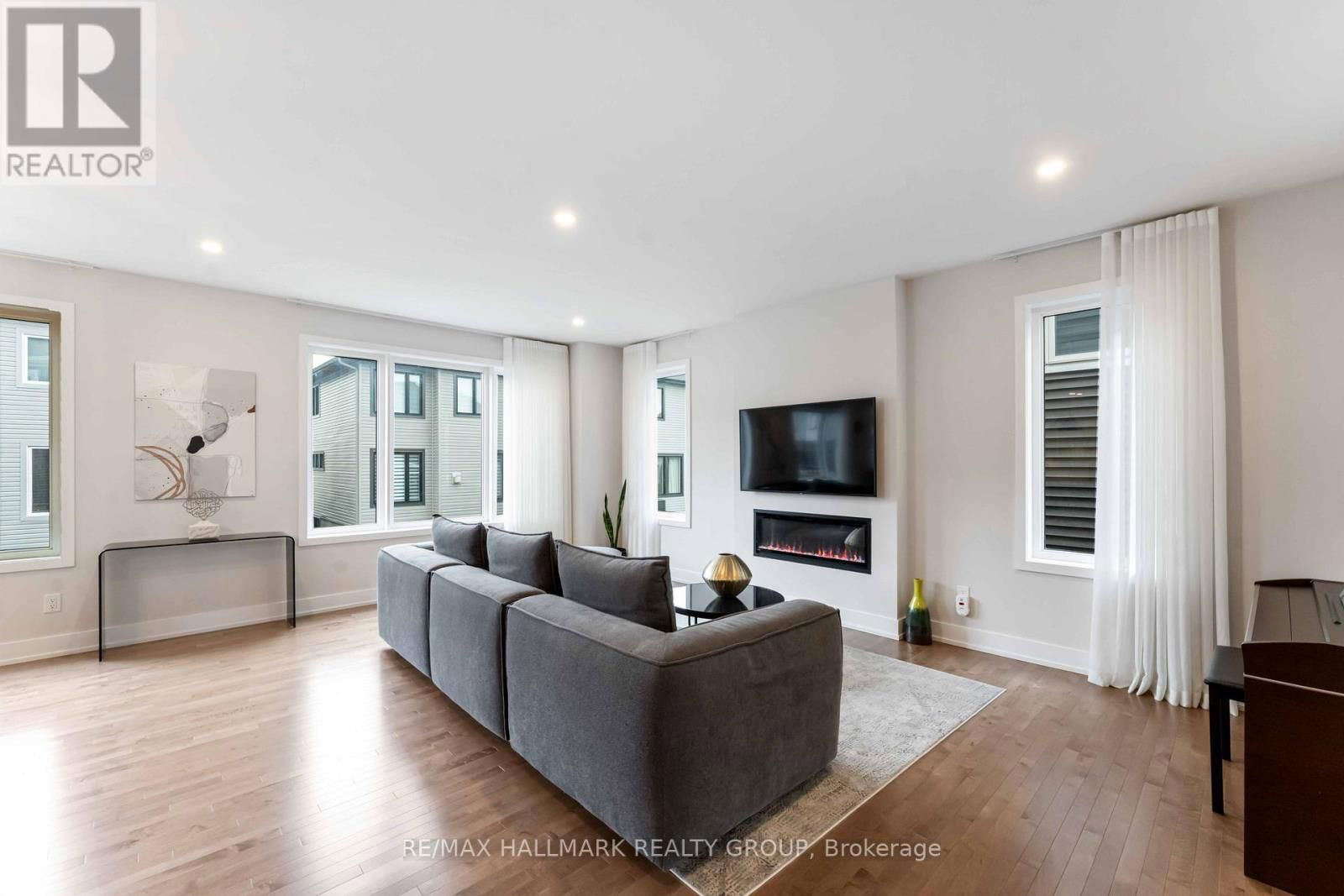 732 VENNECY TERRACE Image 8