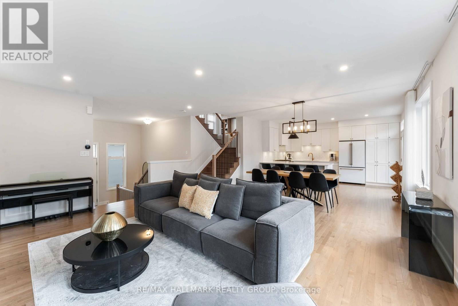 732 VENNECY TERRACE Image 9
