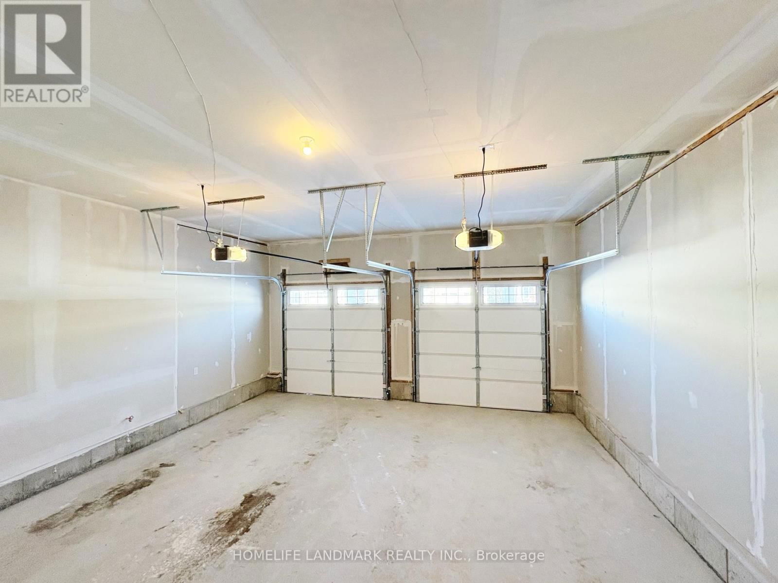 29 DYER CRESCENT Image 32