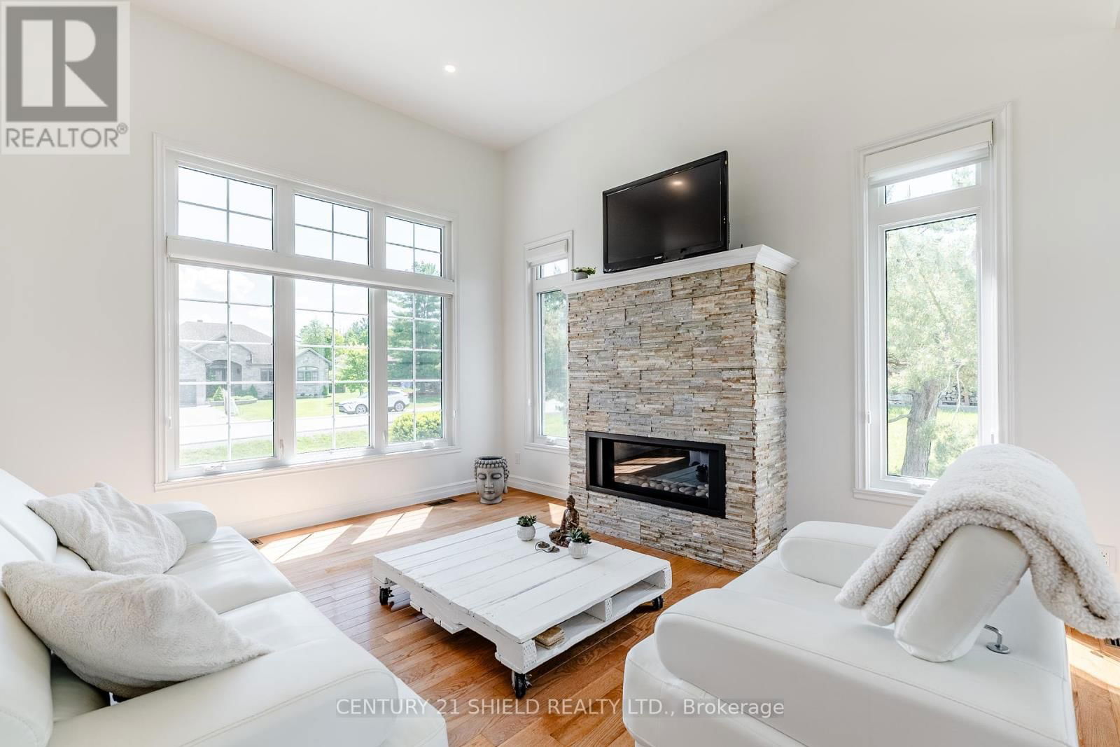 10 STRATFORD BOULEVARD Image 21