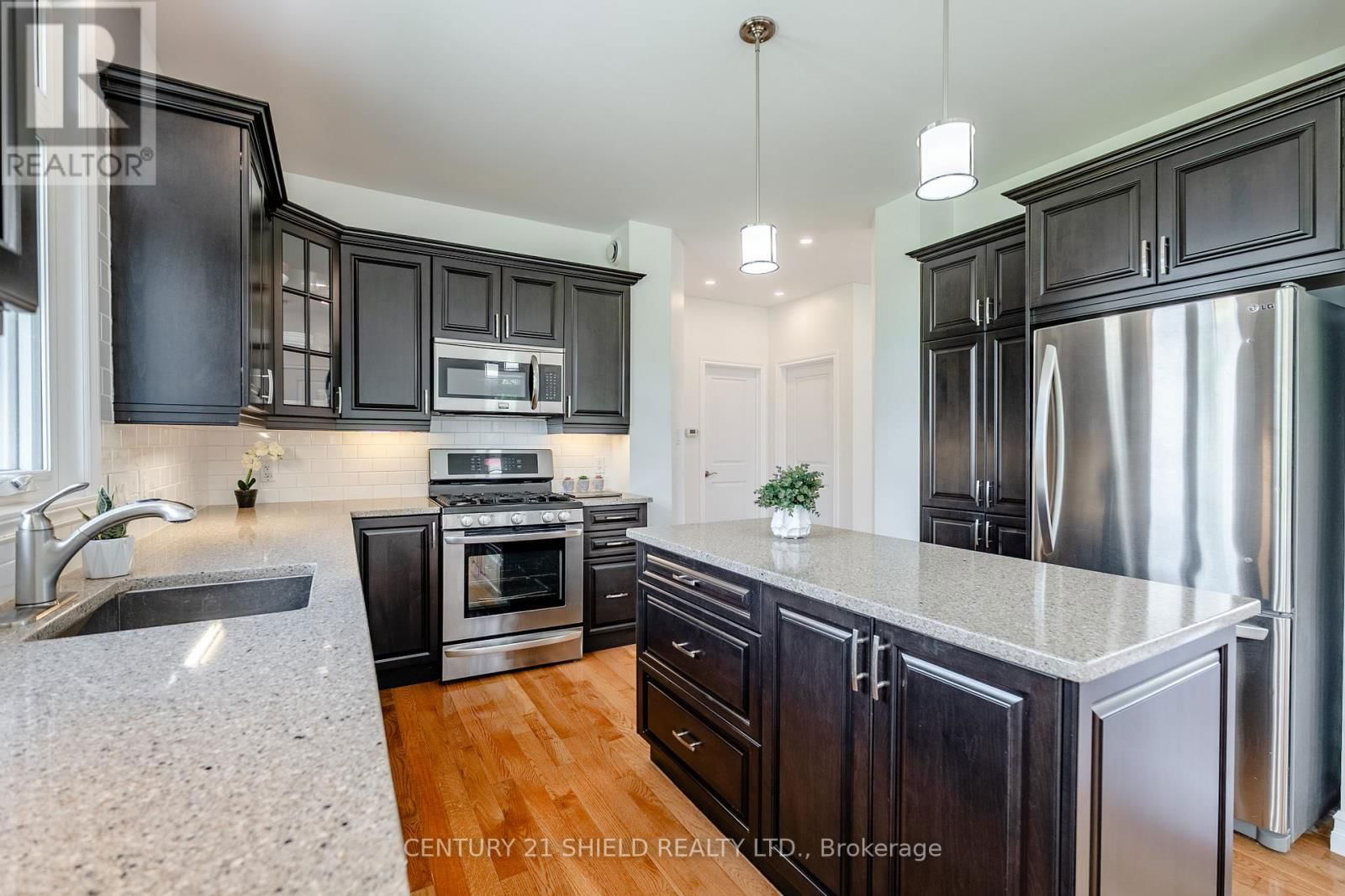 10 STRATFORD BOULEVARD Image 25