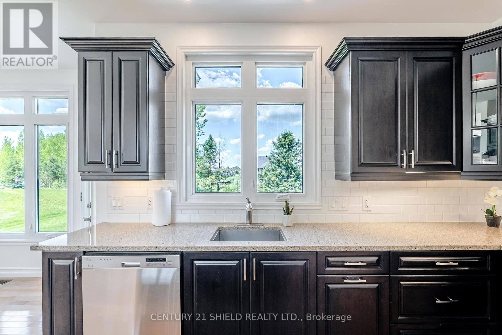 10 STRATFORD BOULEVARD Image 26