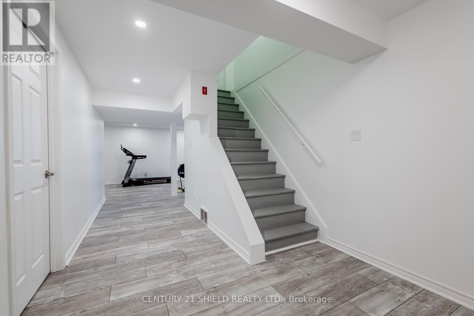 10 STRATFORD BOULEVARD Image 42