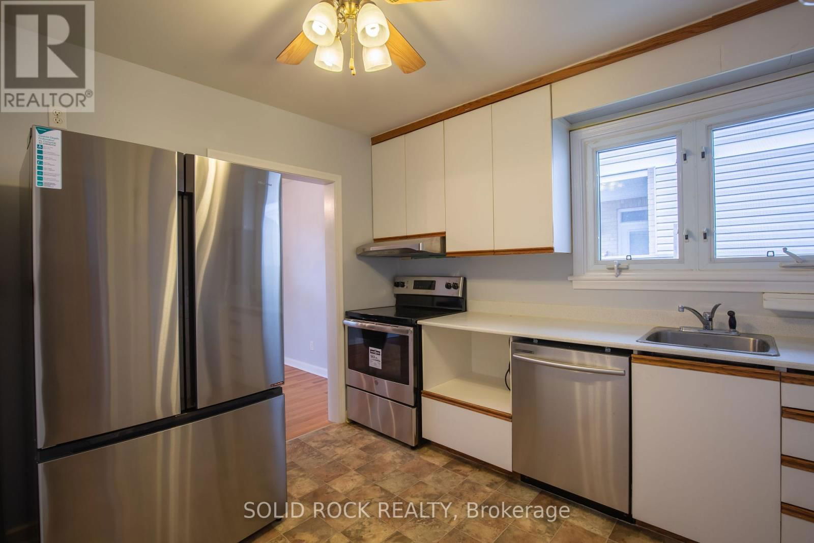 Unit 1 - 2763 KELLY AVENUE SOUTH Image 11