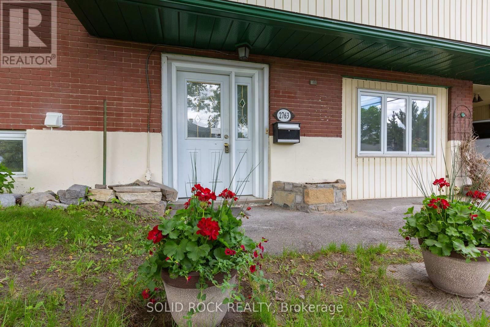 Unit 1 - 2763 KELLY AVENUE SOUTH Image 3