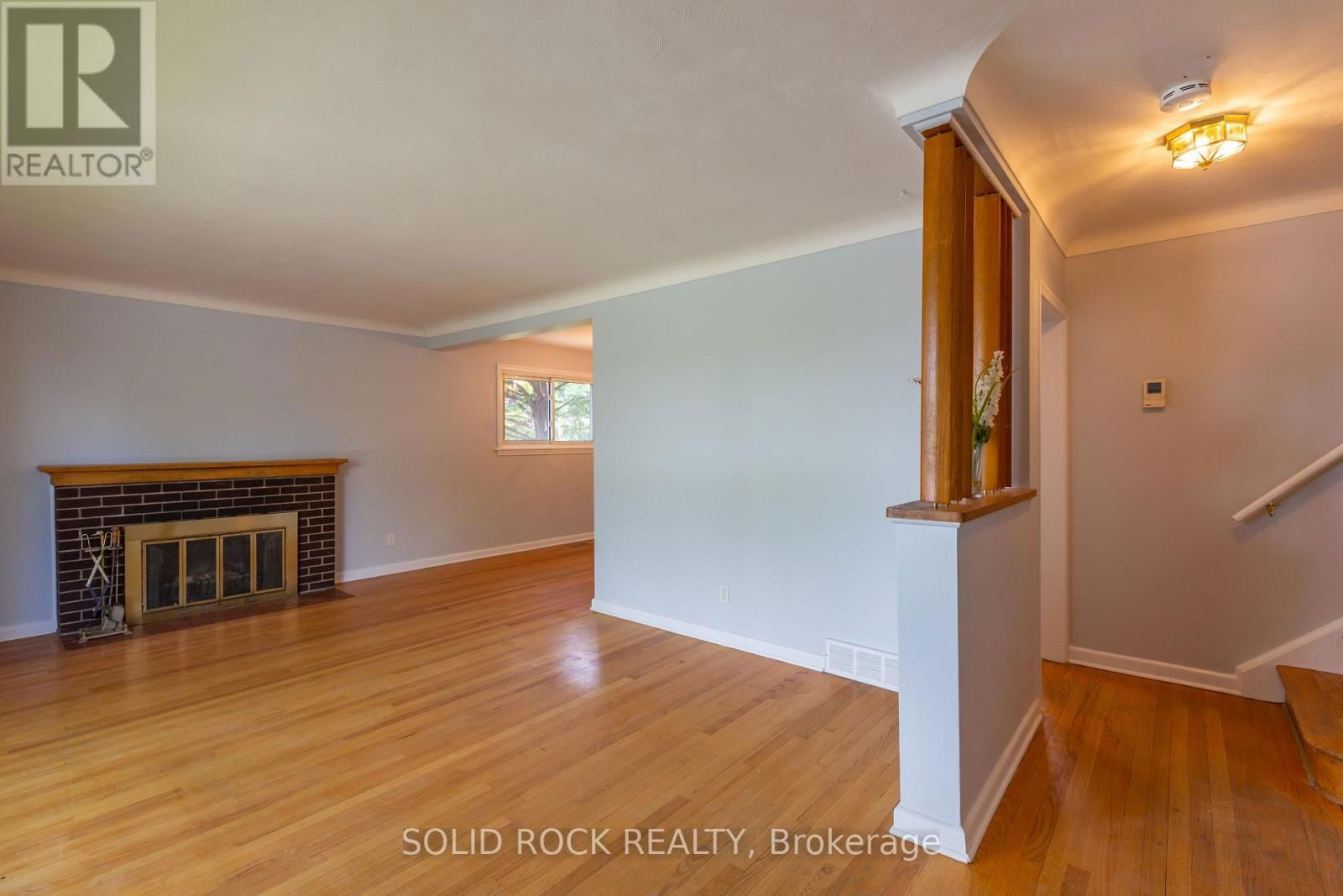 Unit 1 - 2763 KELLY AVENUE SOUTH Image 7