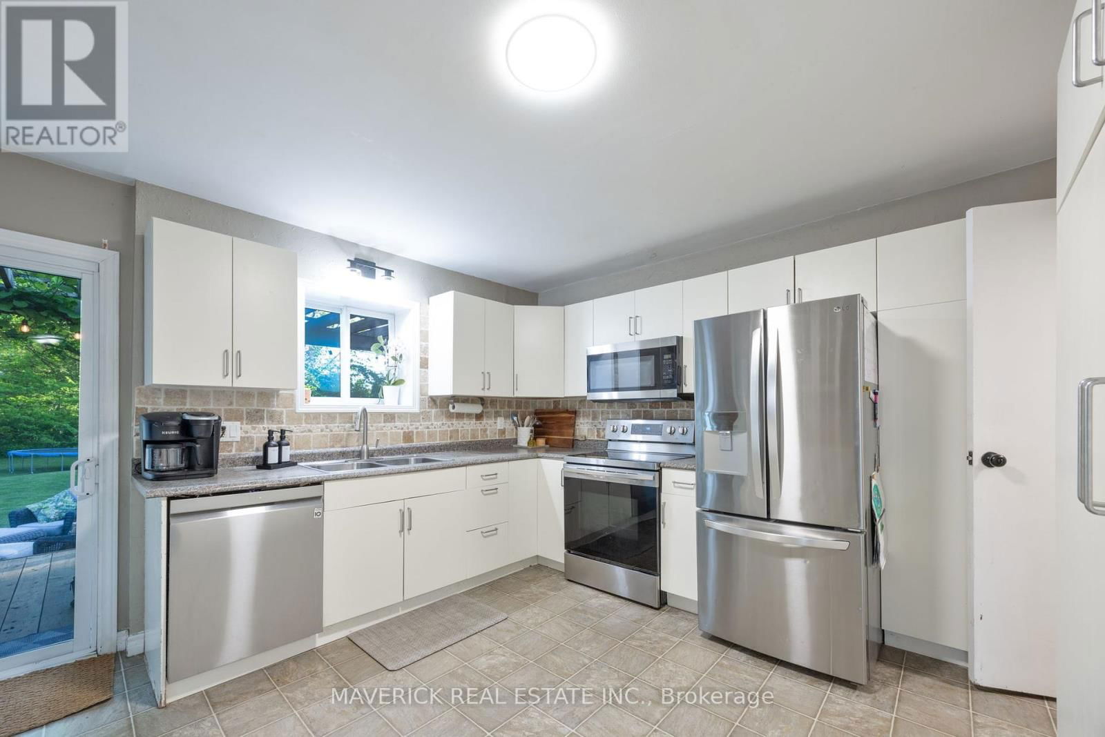 22371 ADELAIDE ROAD Image 16