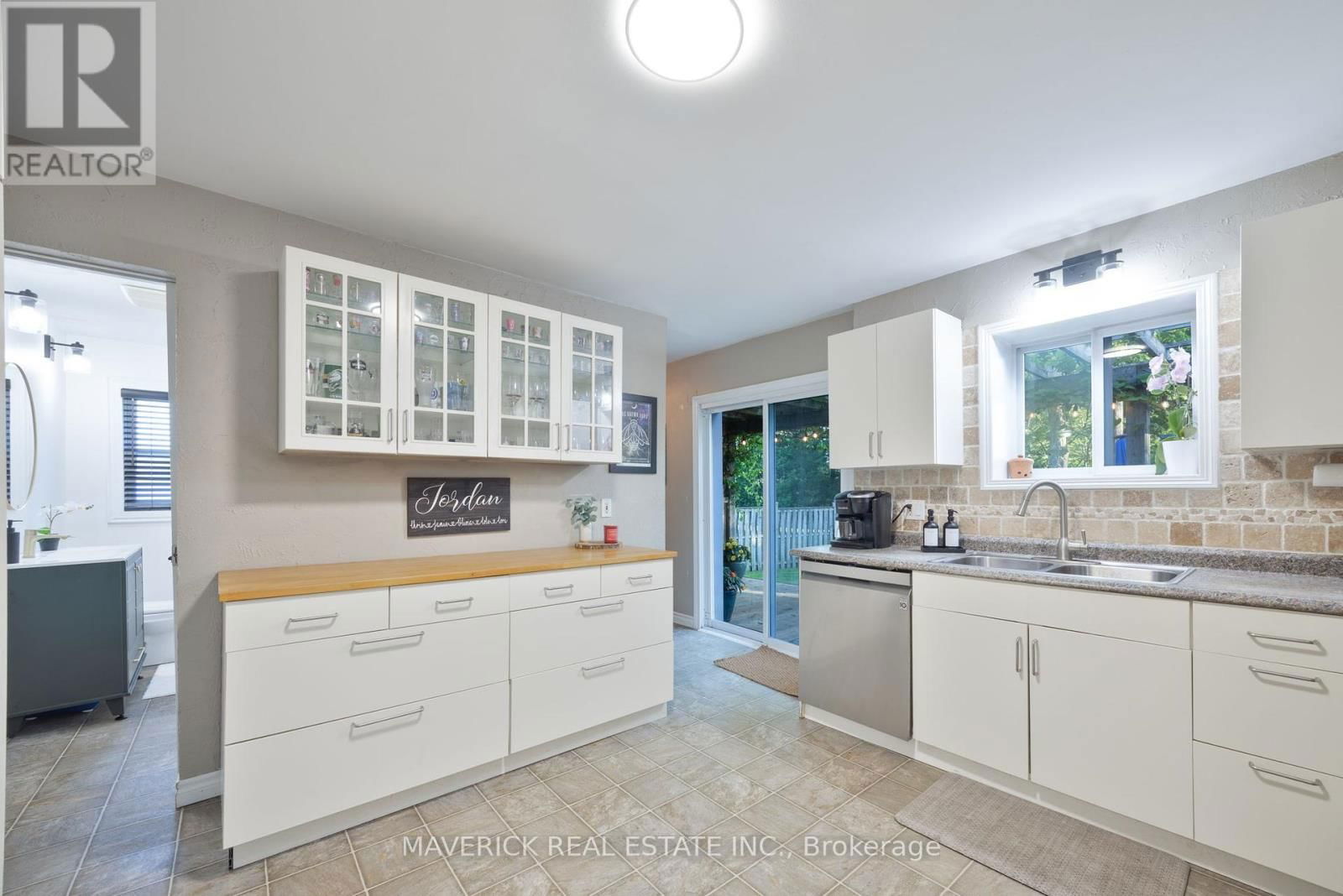 22371 ADELAIDE ROAD Image 17