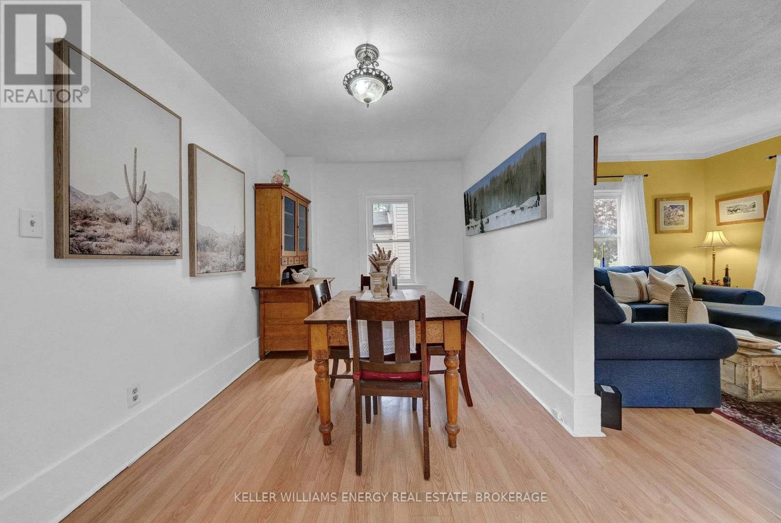 137 UNIVERSITY AVENUE WEST Image 11