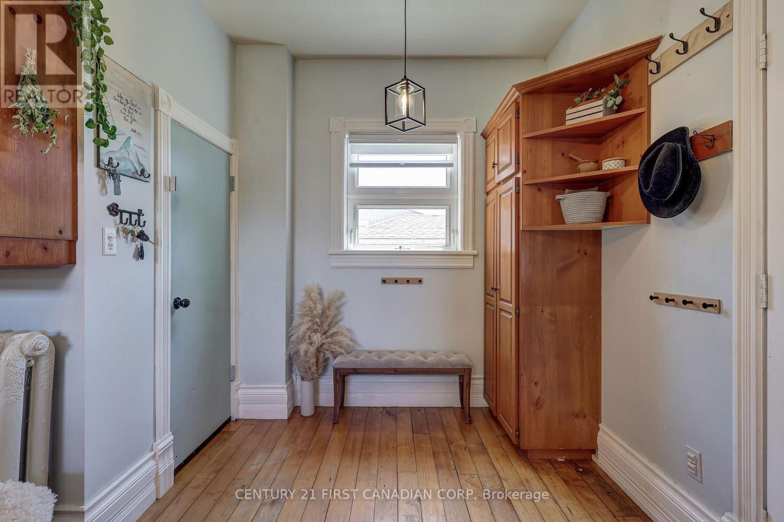 136 KING STREET SOUTH Image 23