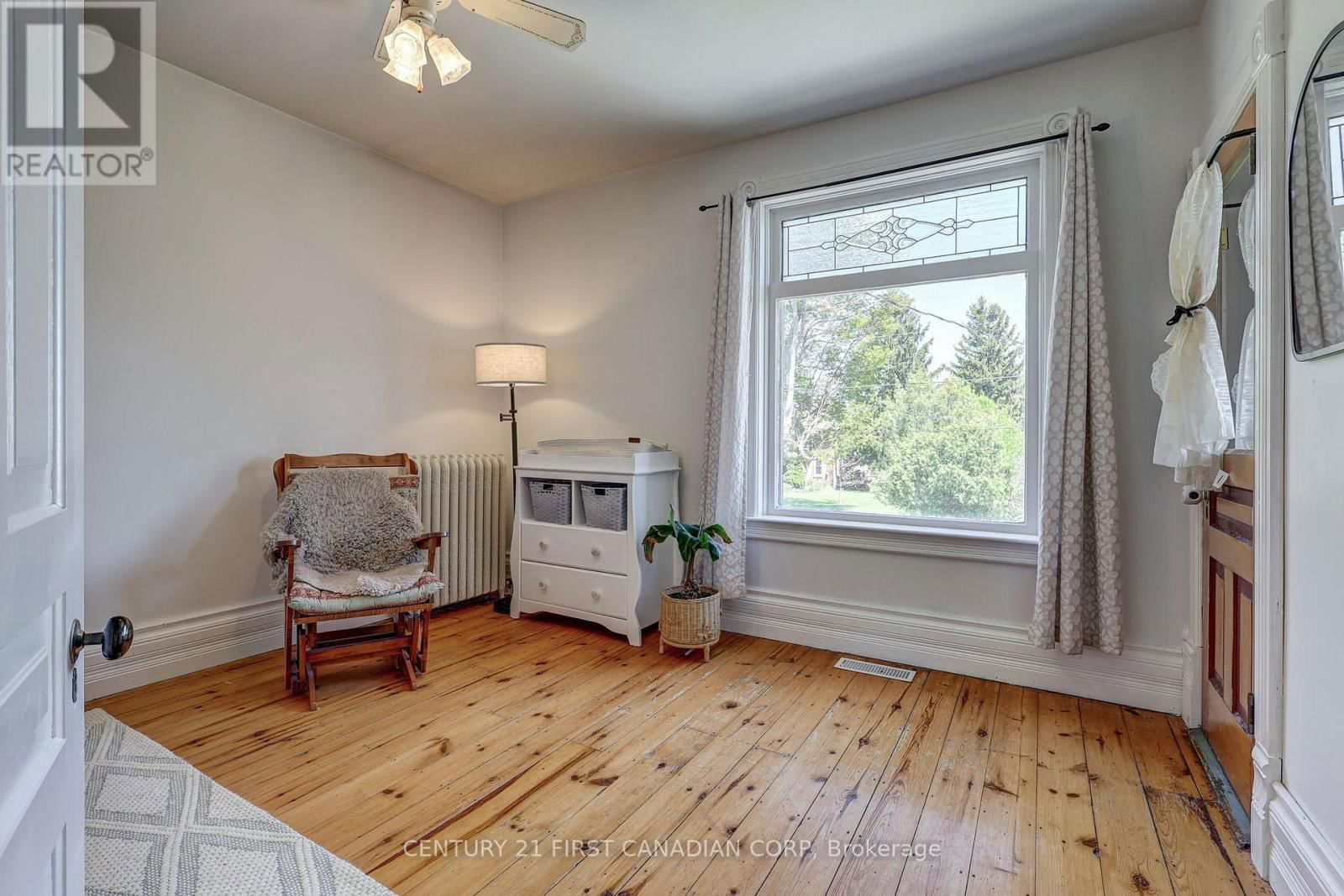 136 KING STREET SOUTH Image 27