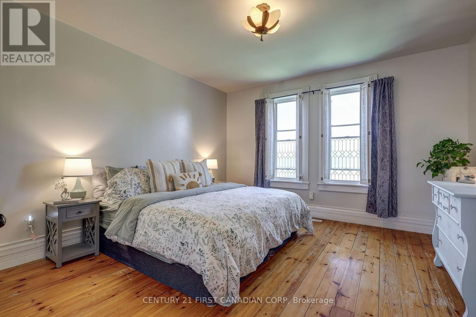 136 KING STREET SOUTH Image 33