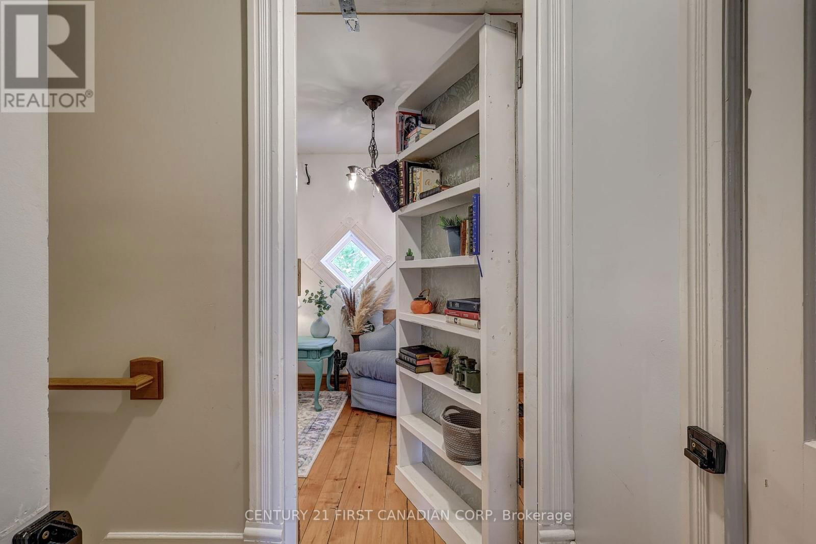 136 KING STREET SOUTH Image 36