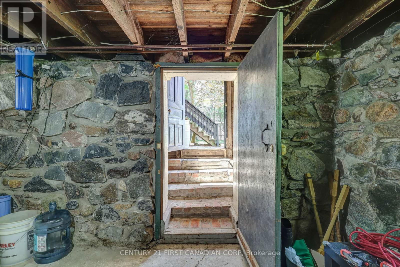 136 KING STREET SOUTH Image 38
