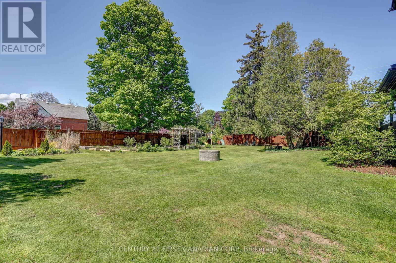 136 KING STREET SOUTH Image 44