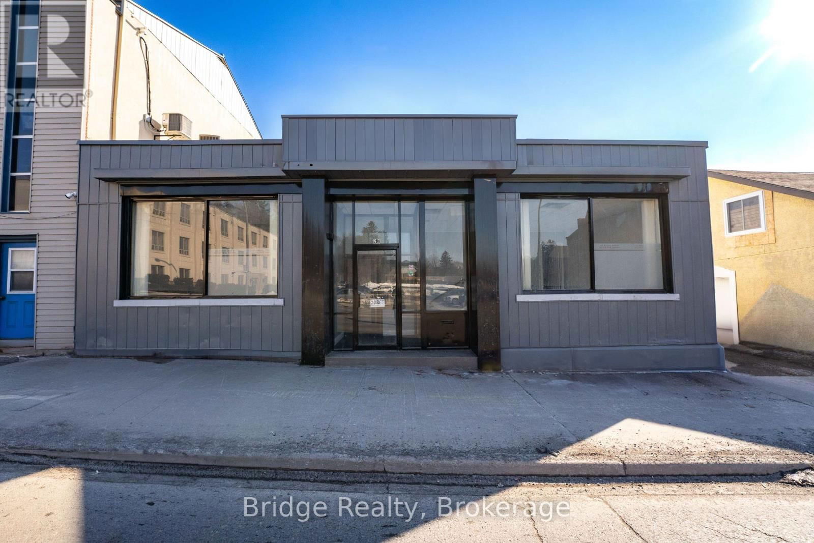 290 DUNDAS STREET Image 1