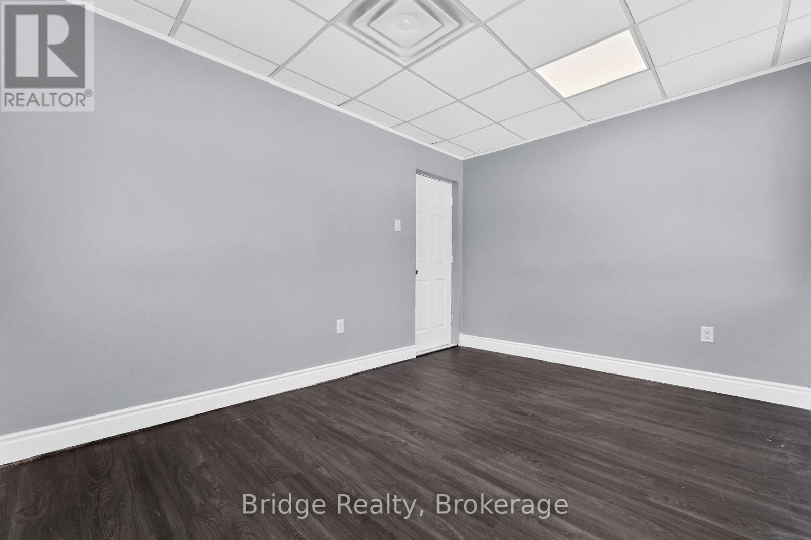 290 DUNDAS STREET Image 32