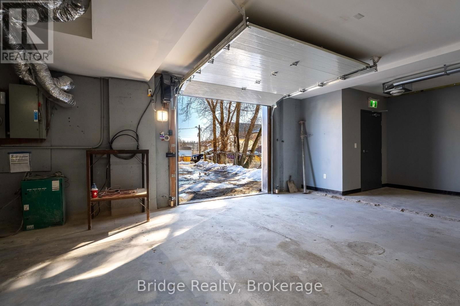 290 DUNDAS STREET Image 44