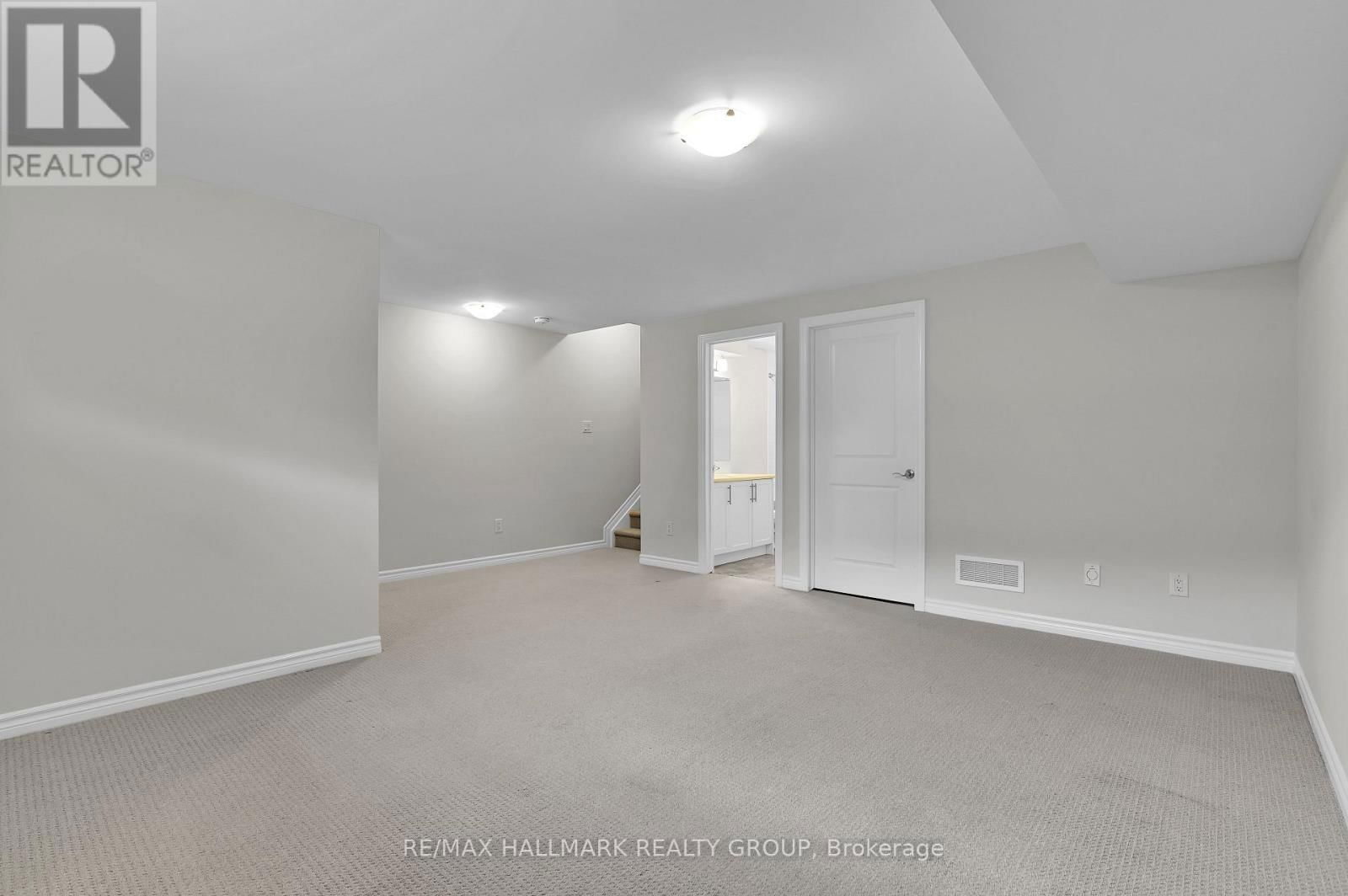 938 SOCCA CRESCENT Image 32