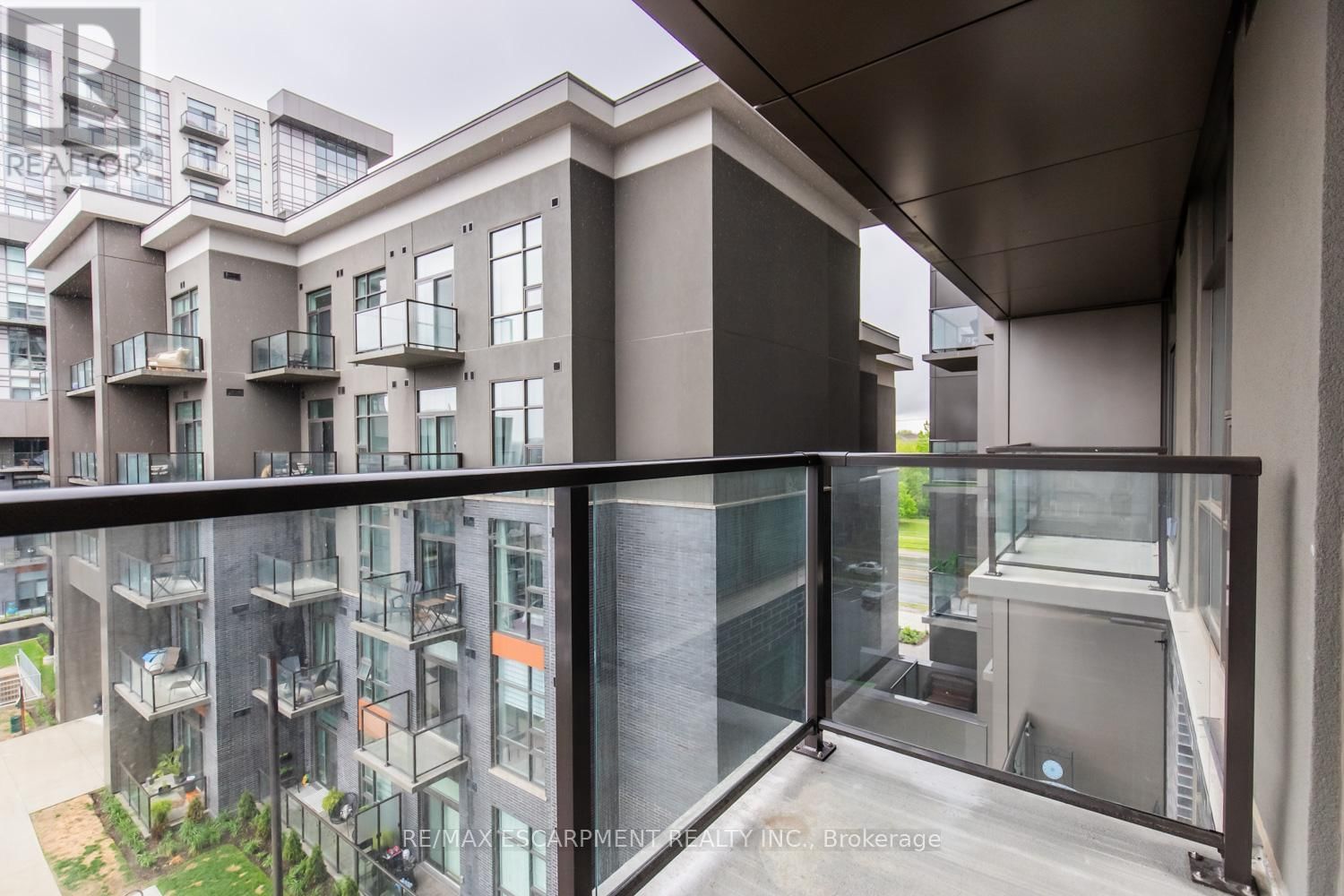 427 - 470 DUNDAS STREET Image 16