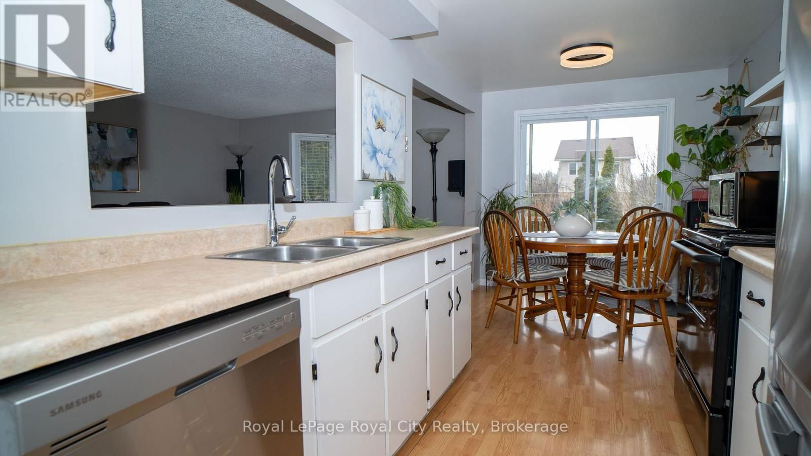 300 STRATHALLAN STREET Image 9