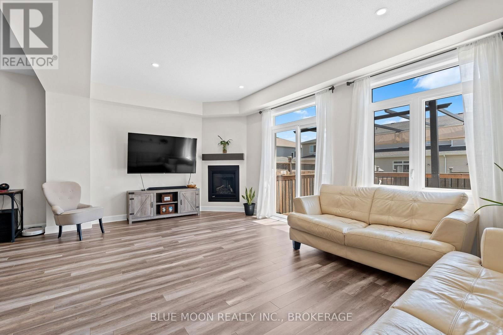 1555 DAVENPORT CRESCENT Image 10