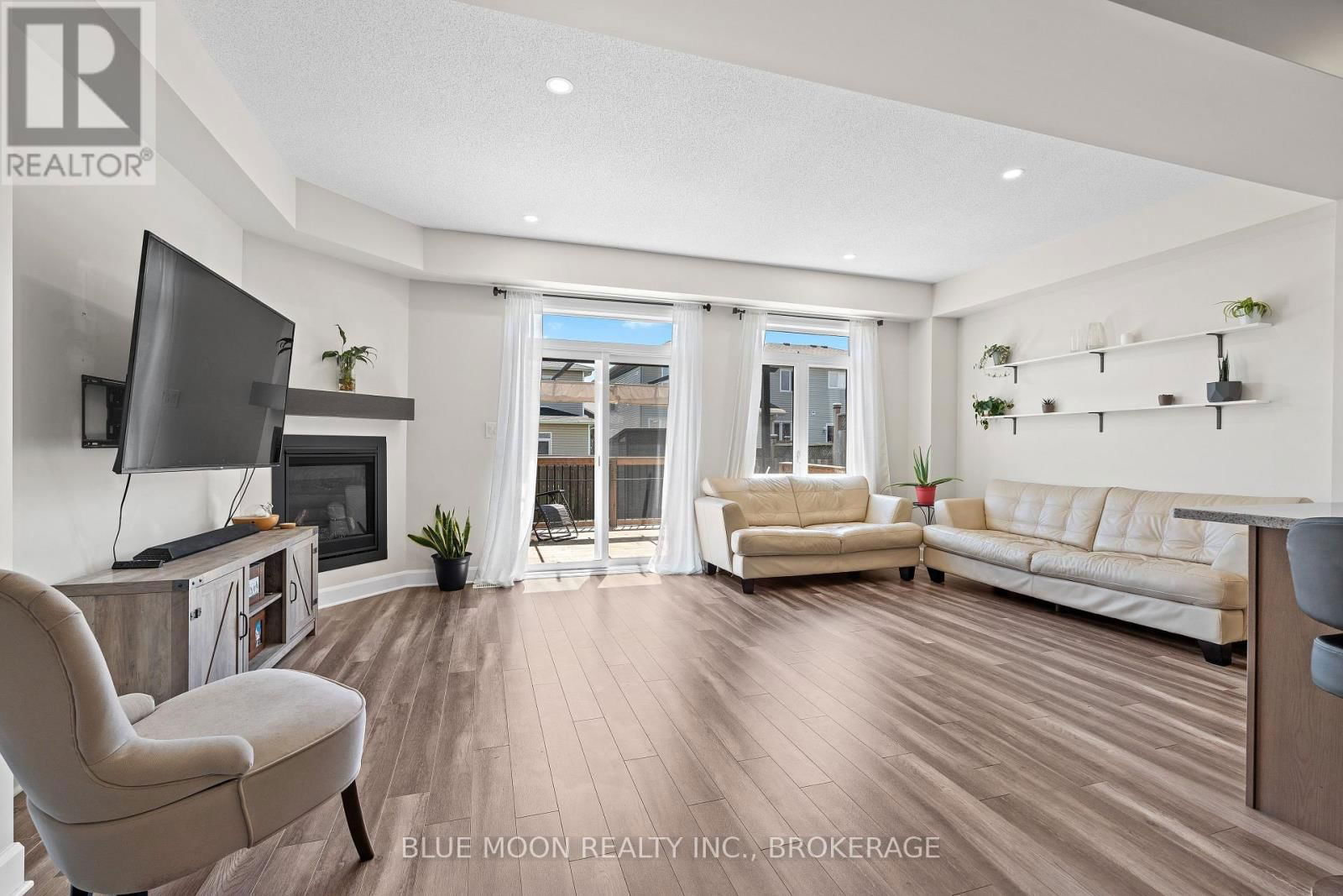 1555 DAVENPORT CRESCENT Image 11