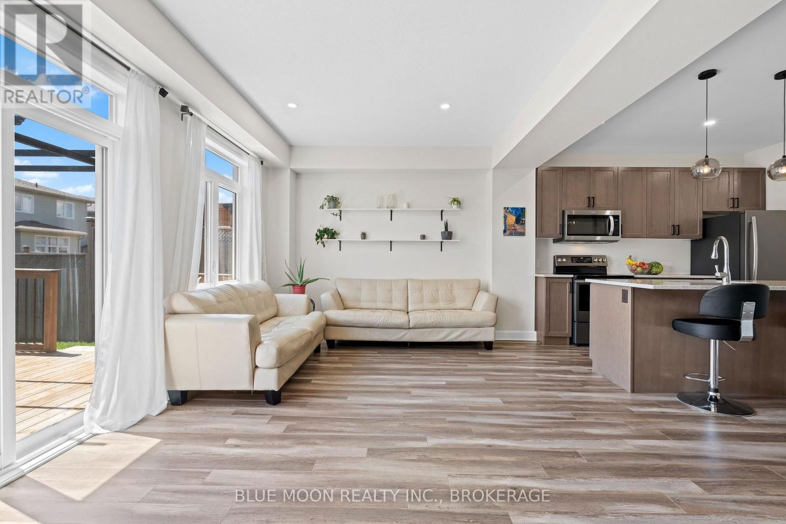 1555 DAVENPORT CRESCENT Image 12