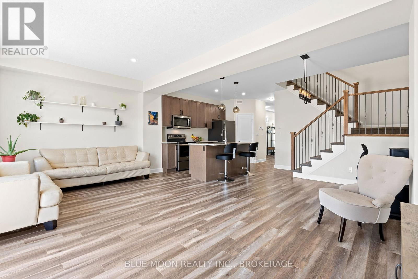 1555 DAVENPORT CRESCENT Image 13