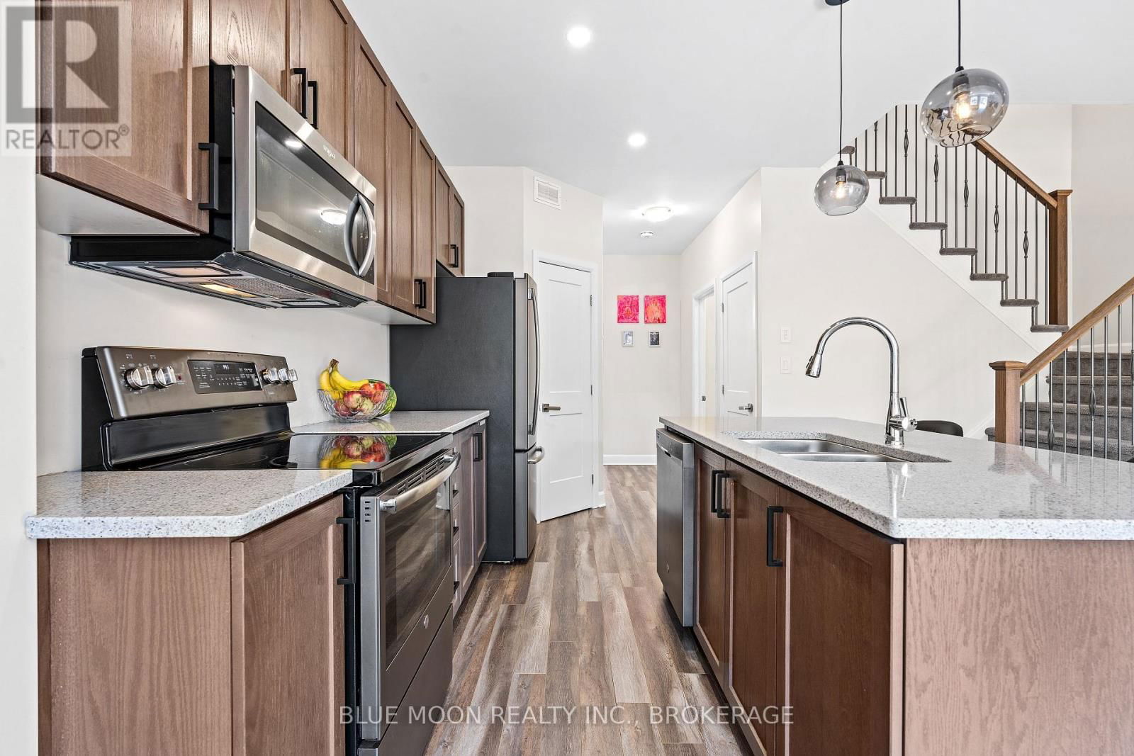 1555 DAVENPORT CRESCENT Image 17