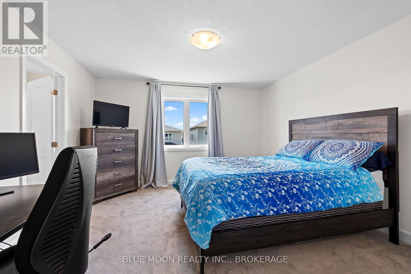 1555 DAVENPORT CRESCENT Image 19