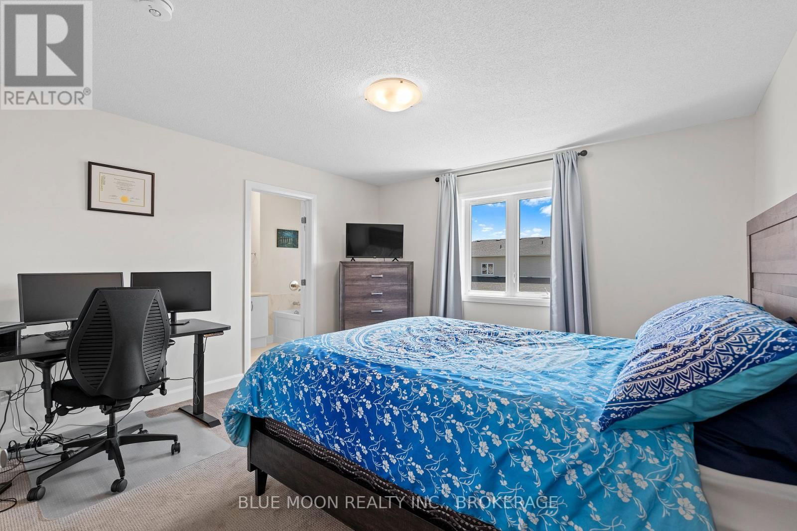 1555 DAVENPORT CRESCENT Image 22
