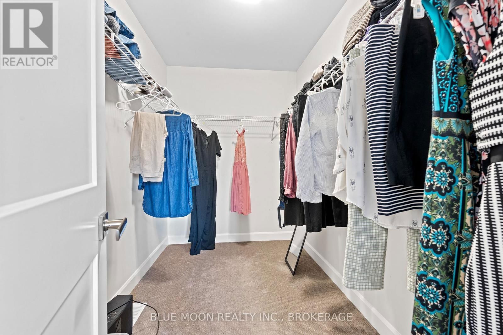 1555 DAVENPORT CRESCENT Image 23