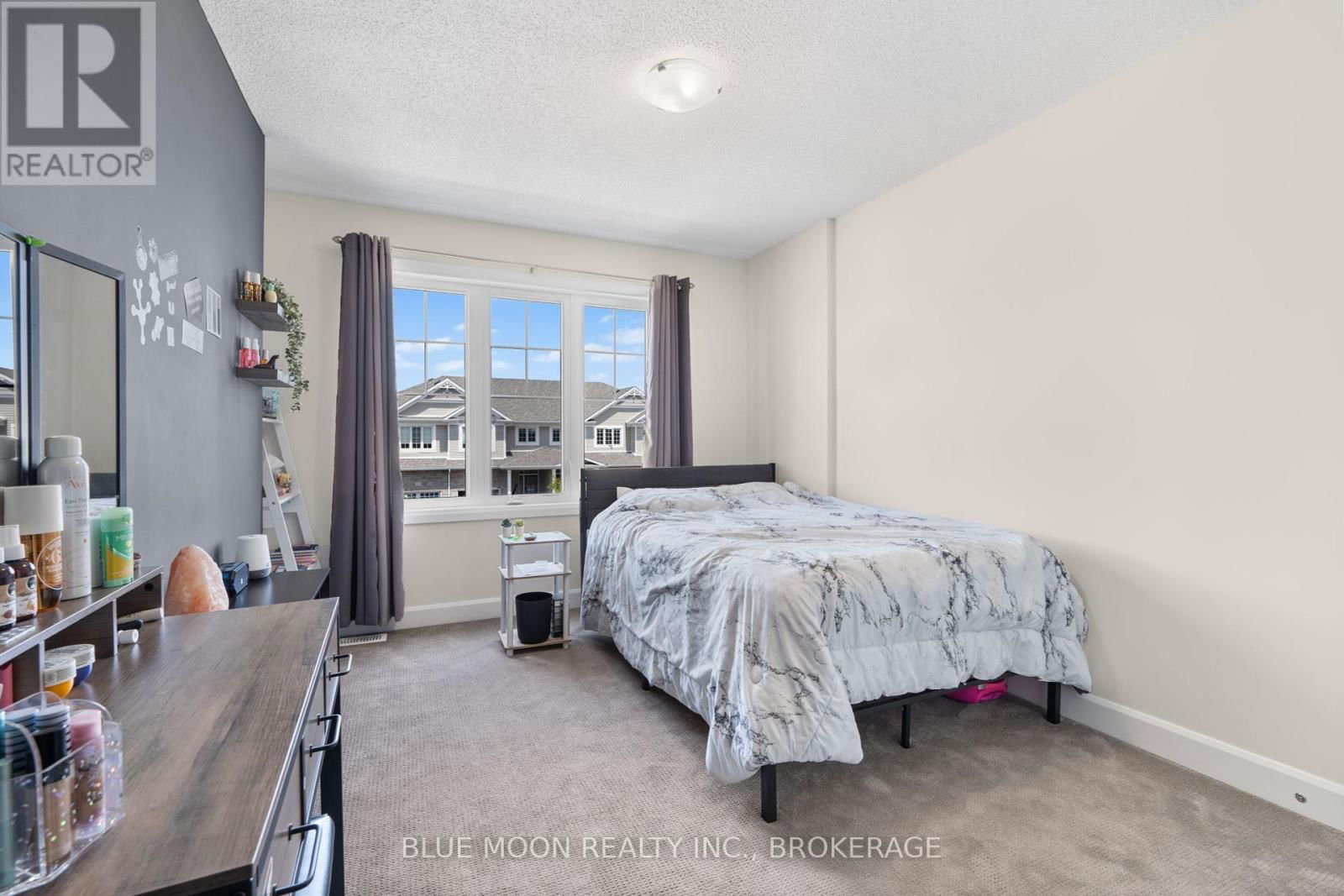 1555 DAVENPORT CRESCENT Image 26