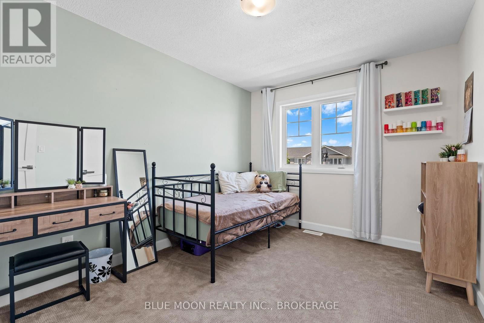 1555 DAVENPORT CRESCENT Image 28