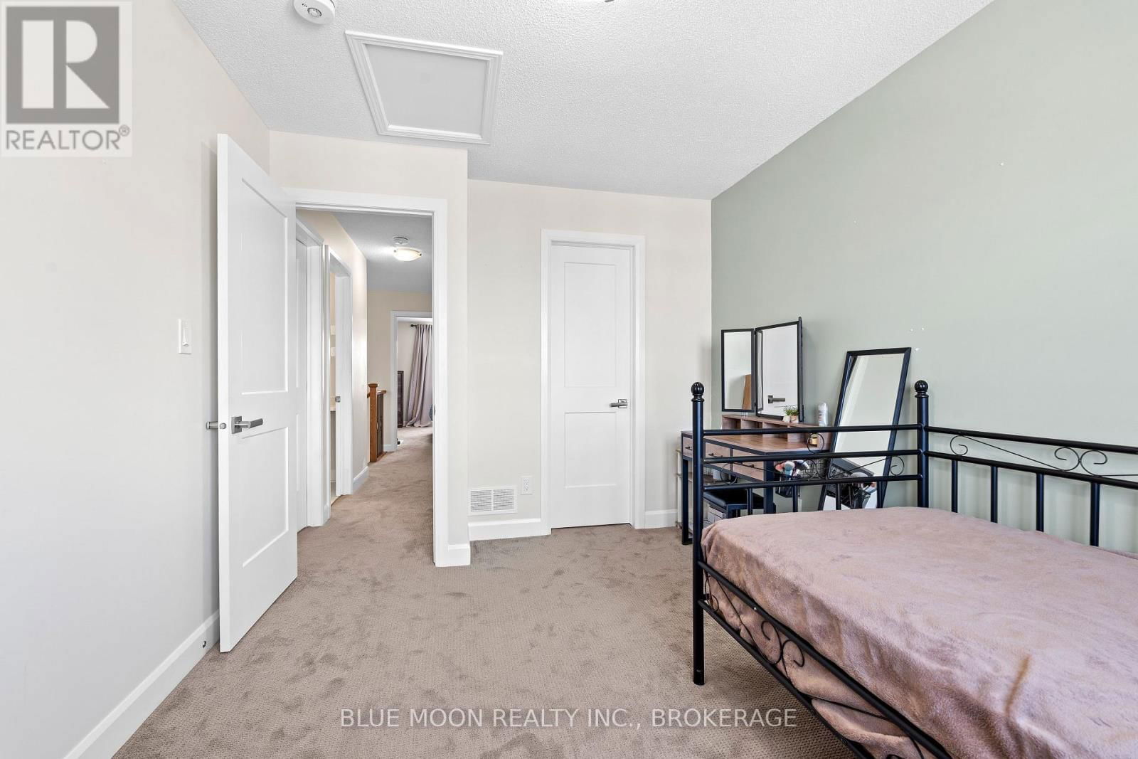 1555 DAVENPORT CRESCENT Image 29
